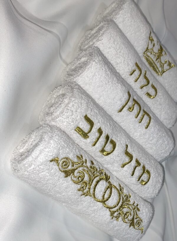⁦מארז מתנה לחינה – 5 מגבות חתן וכלה דגם רויאל עם רקמה זהובה⁩ – תמונה ⁦3⁩